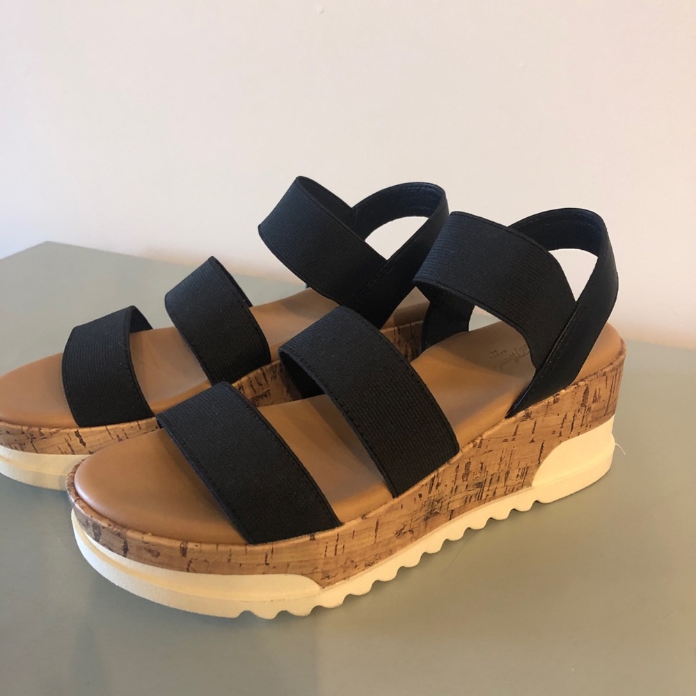 Universal Thread Target Platform Sandal
